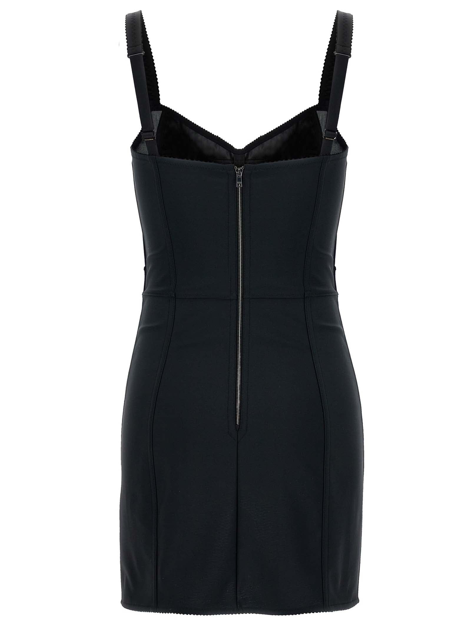 Robe courte noire en polyester de Dolce & Gabbana, silhouette élégante et moderne, portée avec des détails sophistiqués.