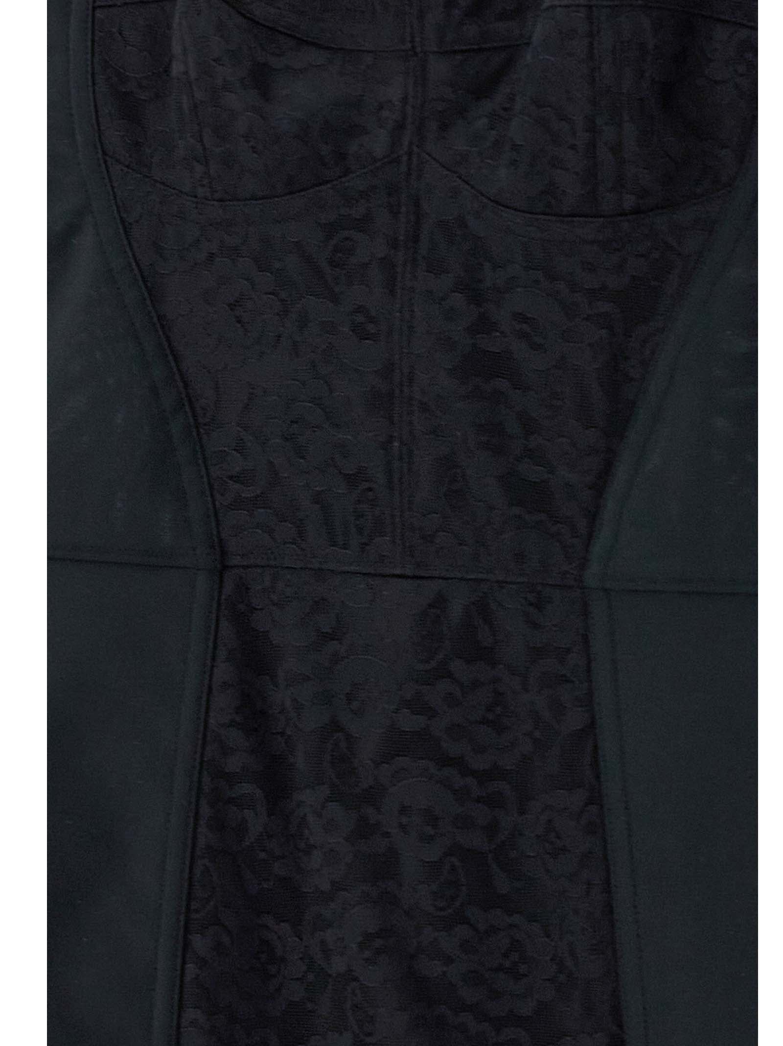 Robe courte en polyester noire de Dolce & Gabbana, style élégant et moderne, portée avec détails raffinés visibles sur la photo.