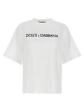 T-shirt blanc en coton de Dolce & Gabbana, coupe classique, avec logo discret sur la poitrine, porté sur mannequin.