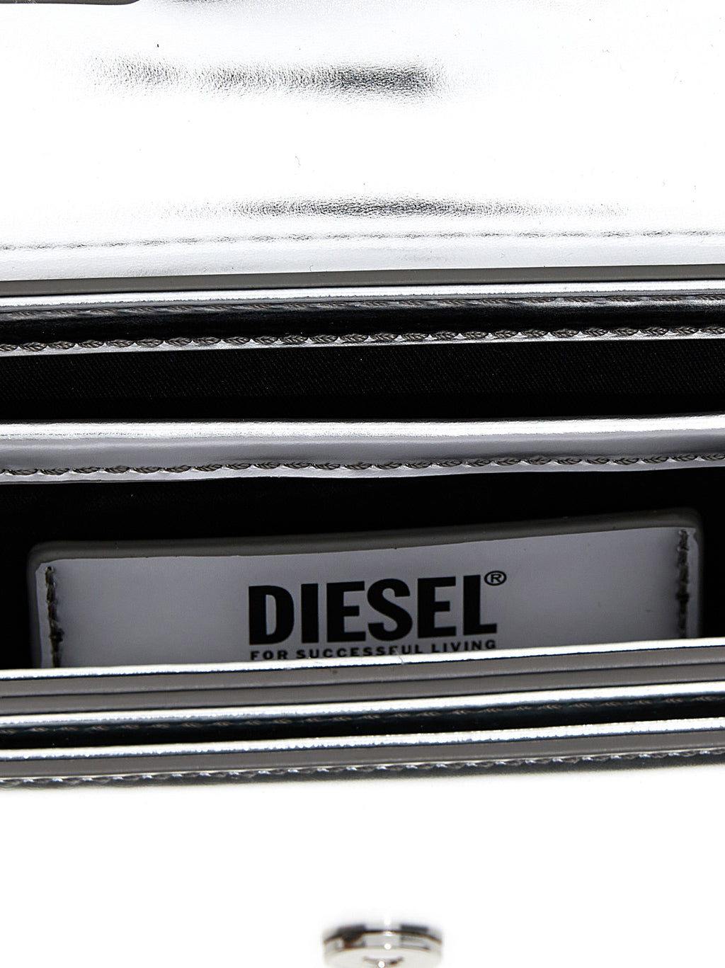 Sac à épaule Diesel en cuir de vache argenté, avec poignées robustes et finition élégante, idéal pour un style moderne.