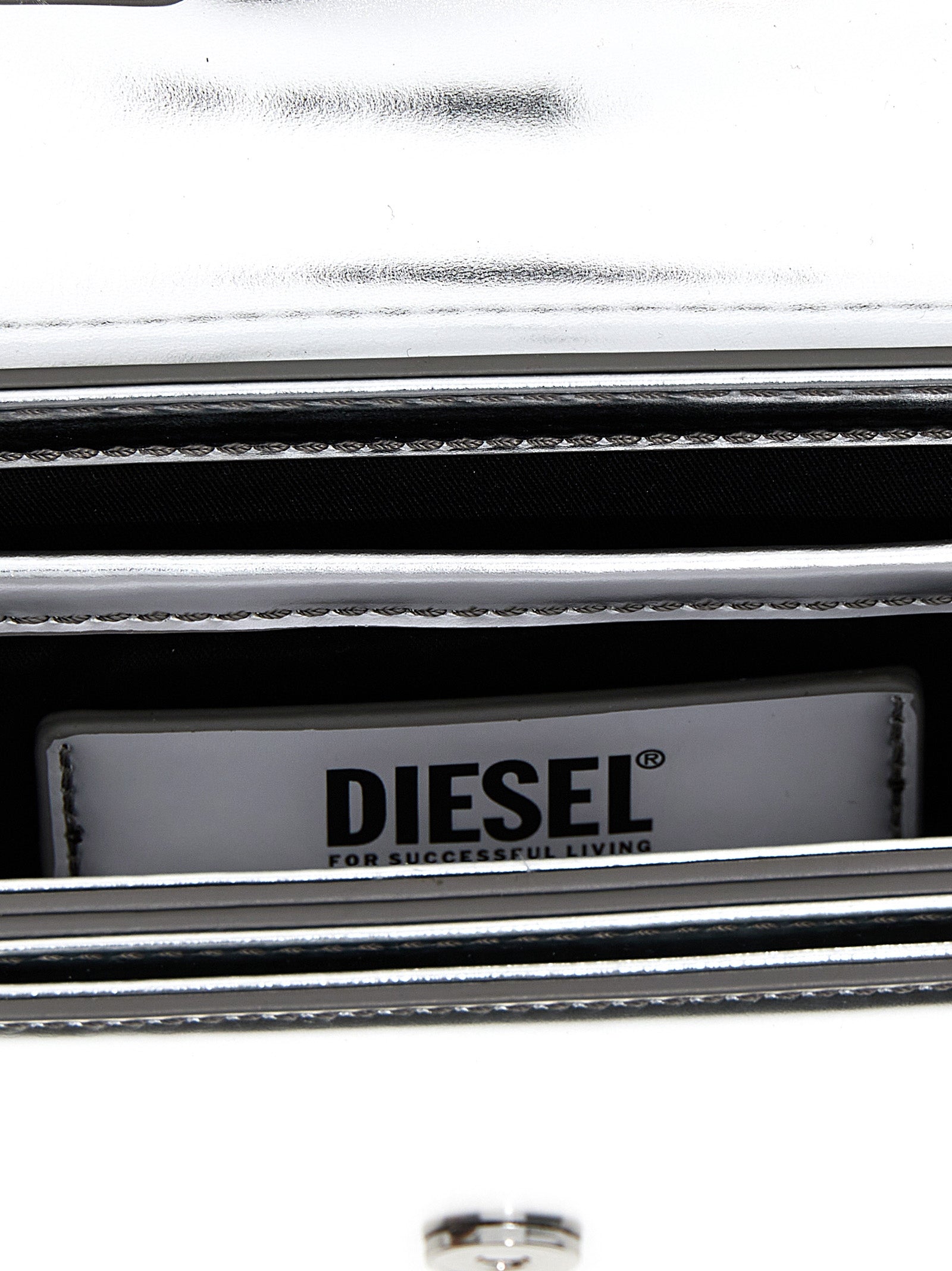 Sac à épaule Diesel en cuir de vache argenté, avec poignées robustes et finition élégante, idéal pour un style moderne.