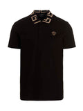 Chemise polo noire en coton Versace, détail élégant, col classique, logo Versace visible, tissu doux et de qualité.