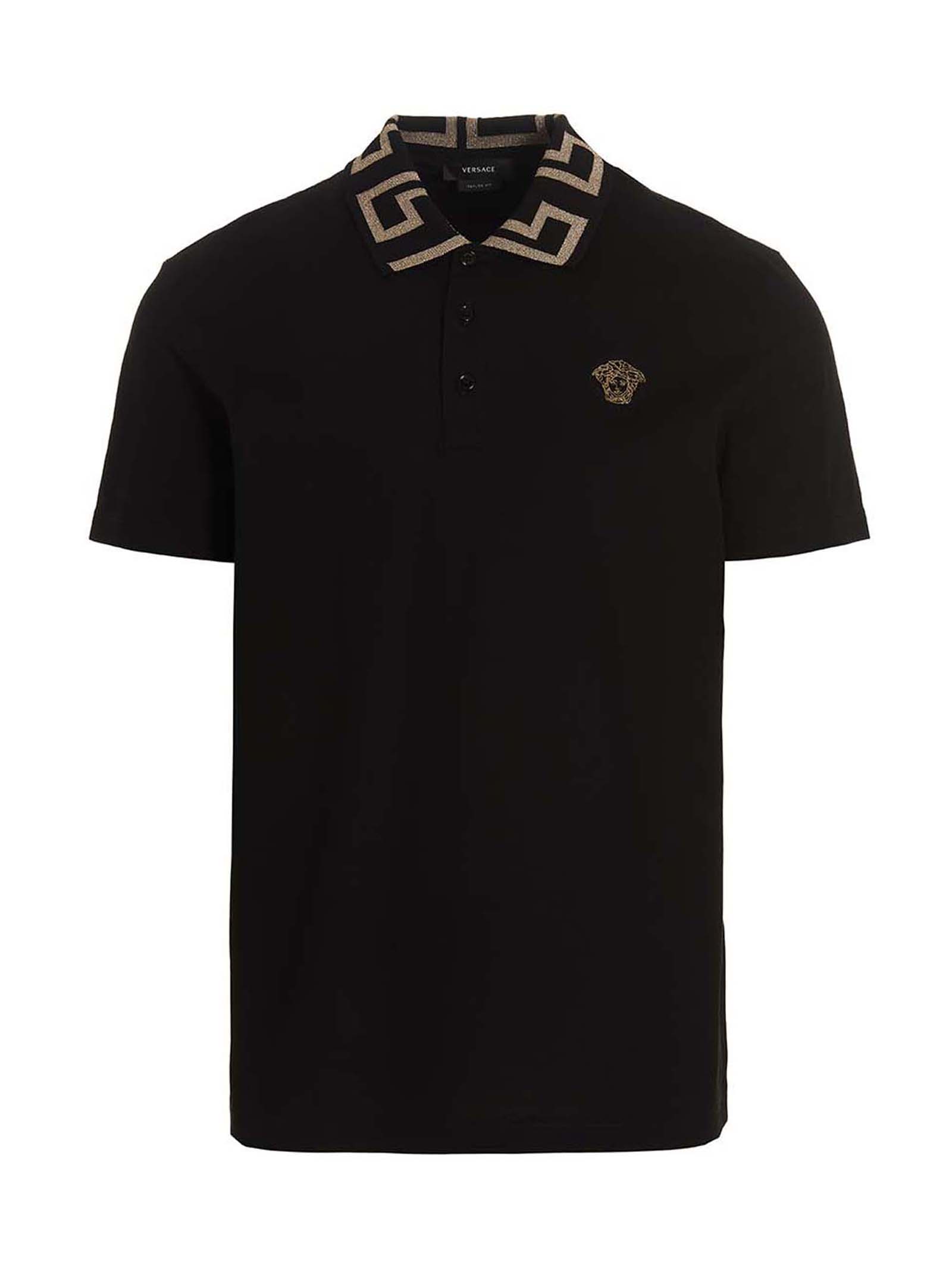 Chemise polo noire en coton Versace, détail élégant, col classique, logo Versace visible, tissu doux et de qualité.