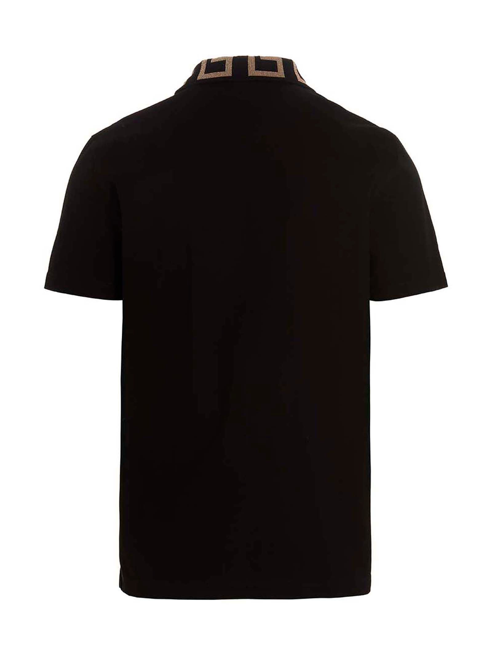 Chemise polo noire en coton de la marque Versace, détail du col et logo emblématique sur la poitrine.