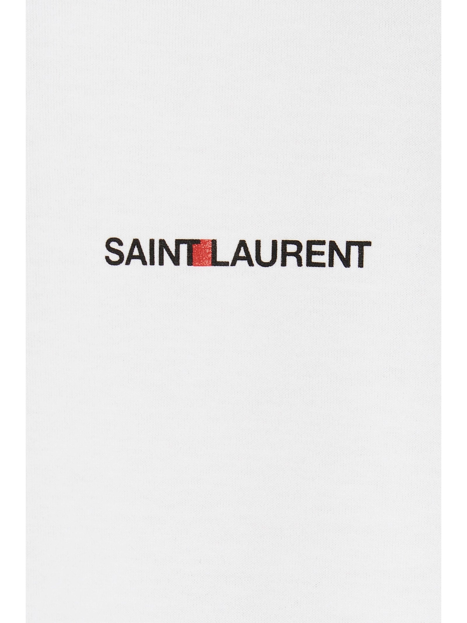 T-shirt en coton blanc de Saint Laurent, vêtement décontracté avec logo discret, porté sur un mannequin.