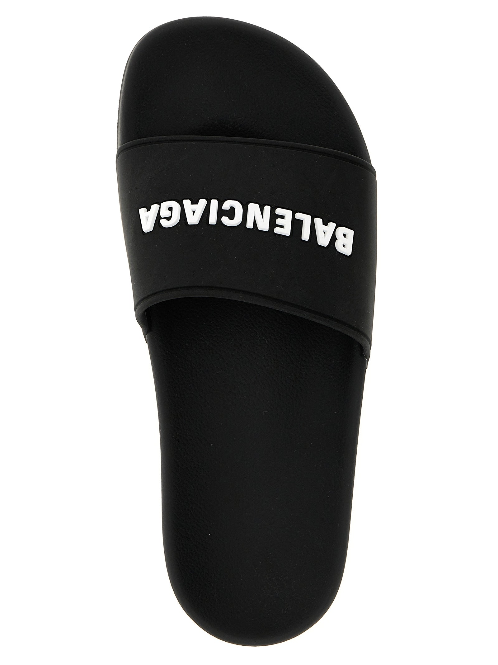 Sandales en plastique bicolores Balenciaga, style moderne et confortable, visibles en premier plan.