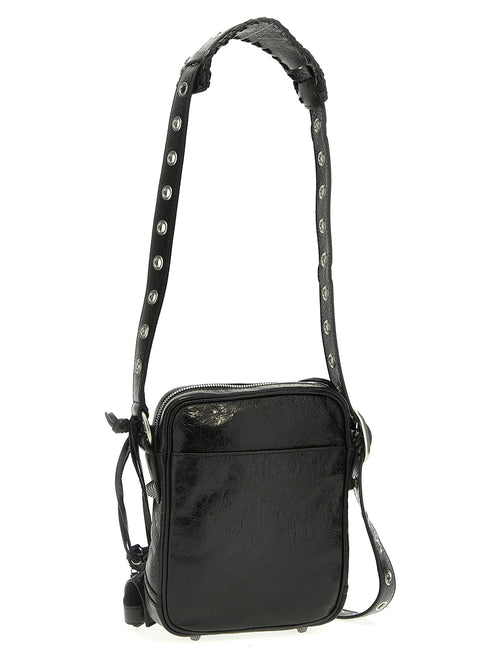Sac à bandoulière en cuir d'agneau noir de Balenciaga, élégant et sophistiqué, avec détails modernes.