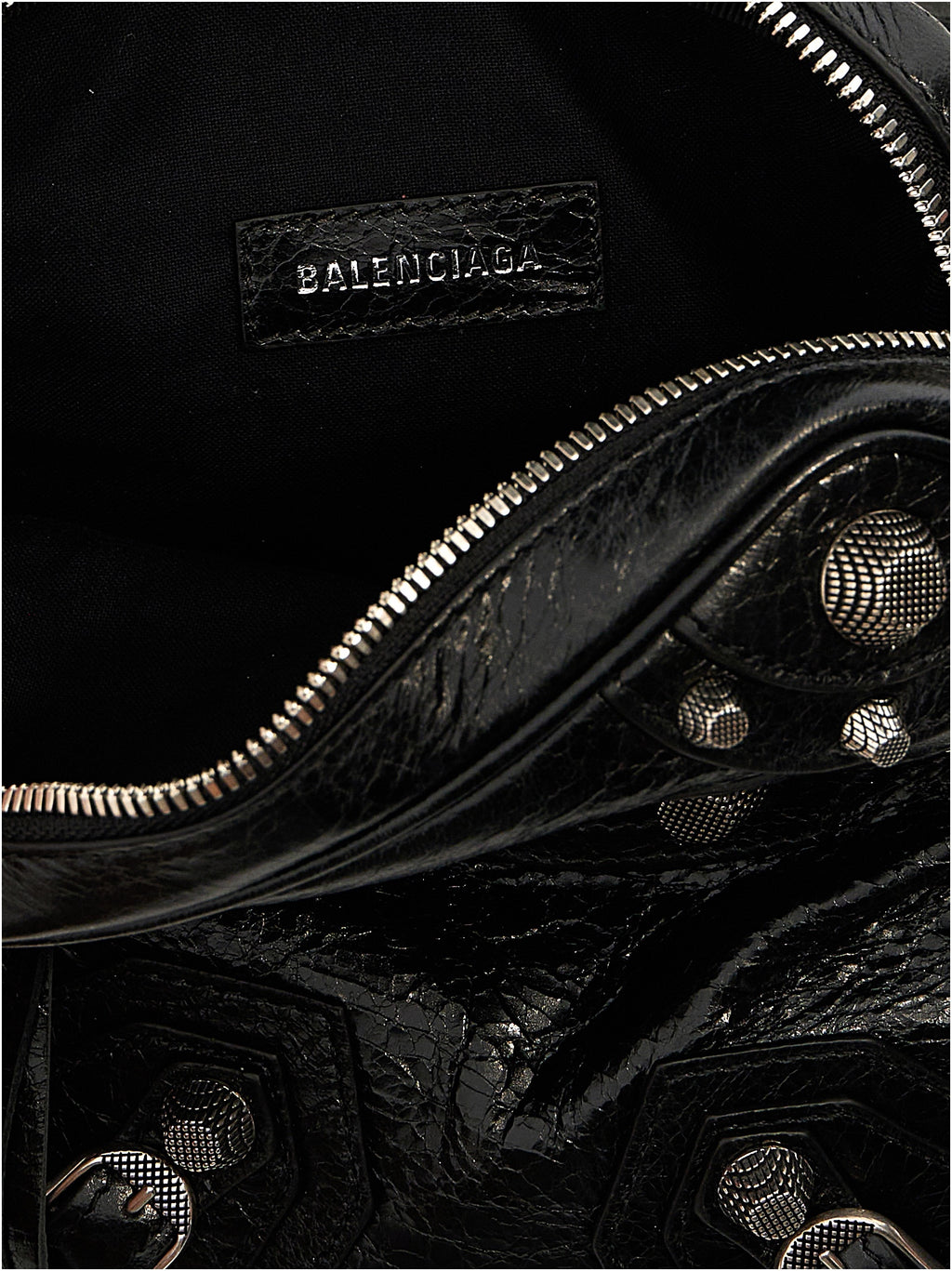 Sac à bandoulière noir en cuir de mouton Balenciaga, design élégant et moderne, avec détails de la marque.