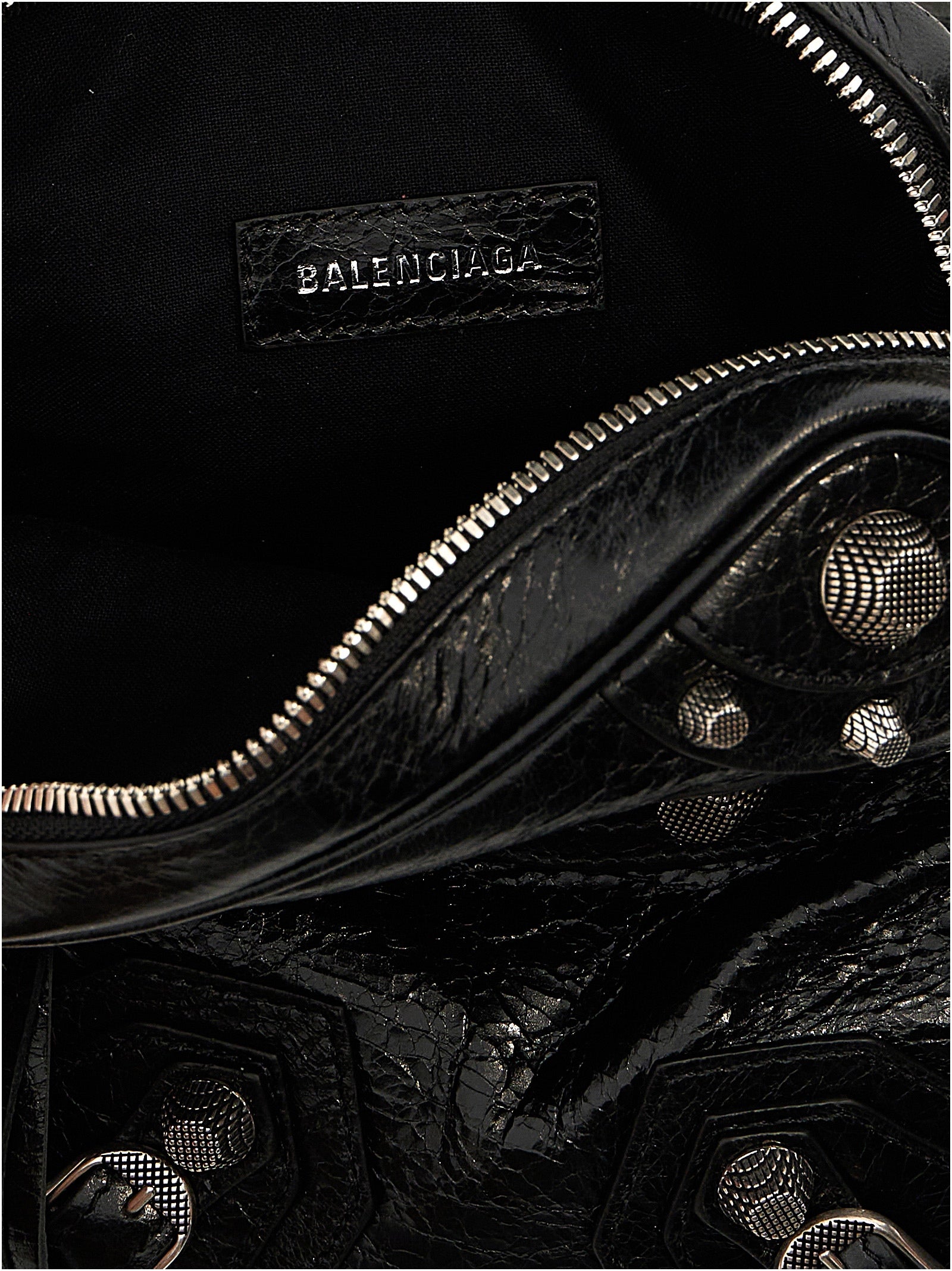 Sac à bandoulière noir en cuir de mouton Balenciaga, design élégant et moderne, avec détails de la marque.