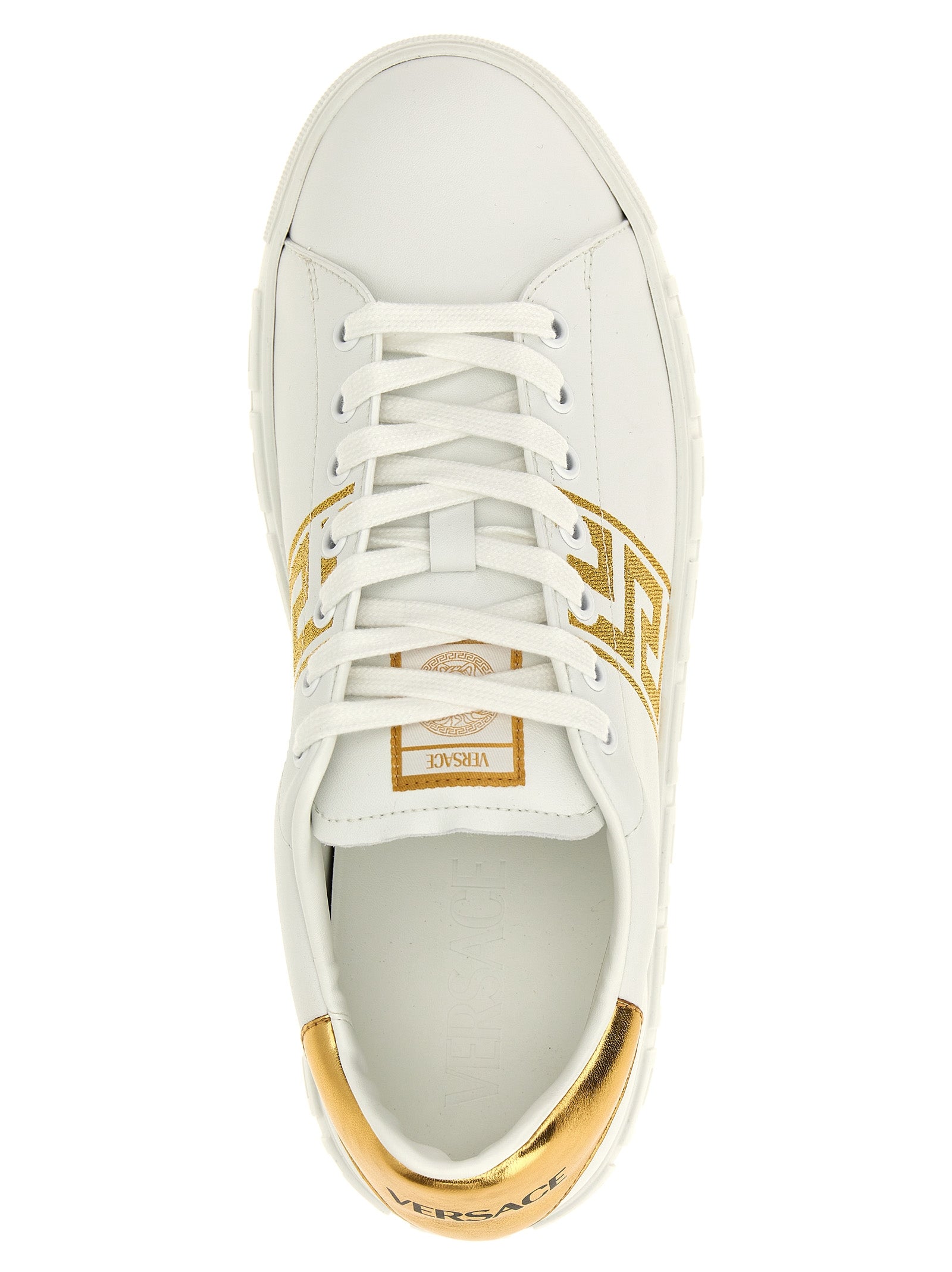 Baskets basses en polyamide or Versace, style moderne, avec logo Versace visible sur le dessus.