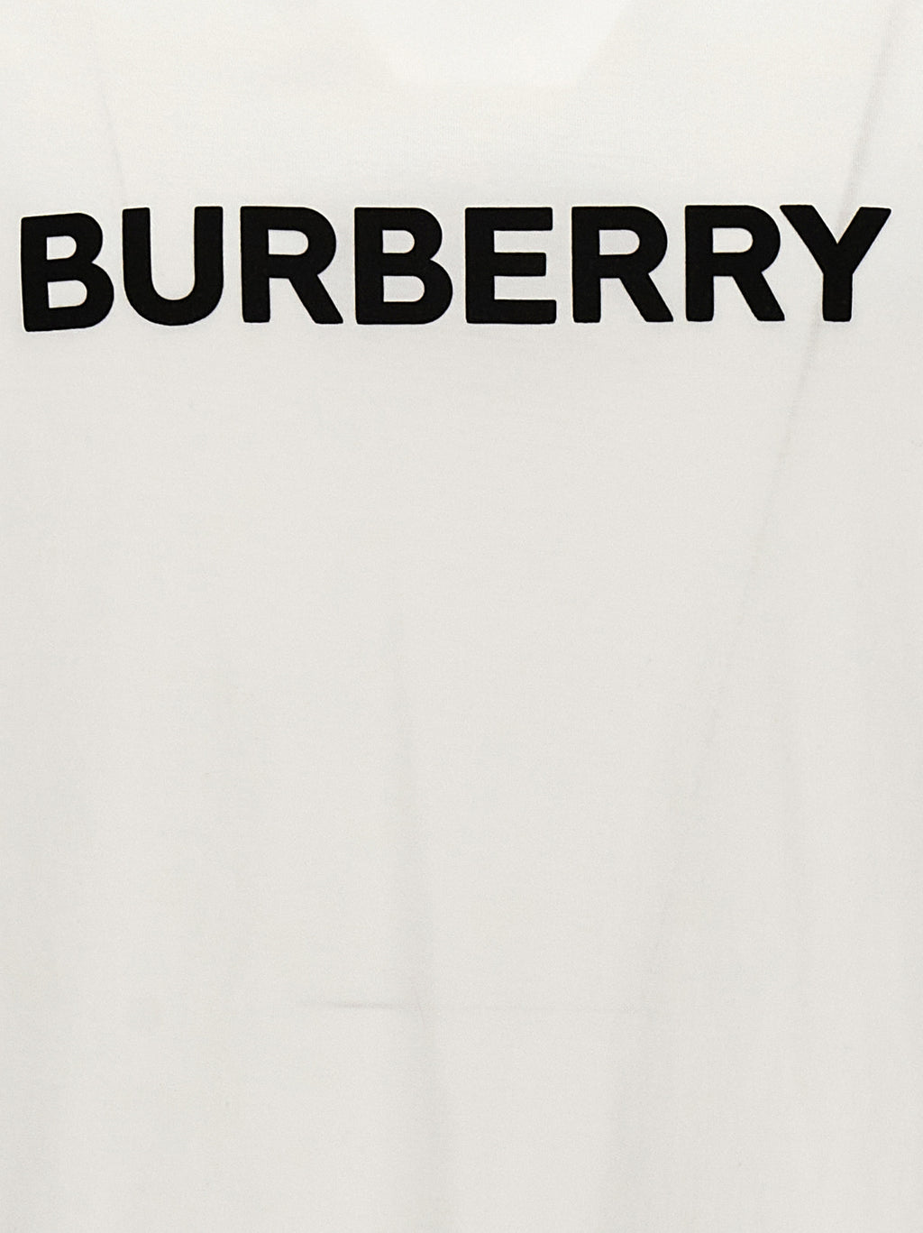 T-shirt blanc en coton de la marque Burberry avec logo discret, porté sur un mannequin.