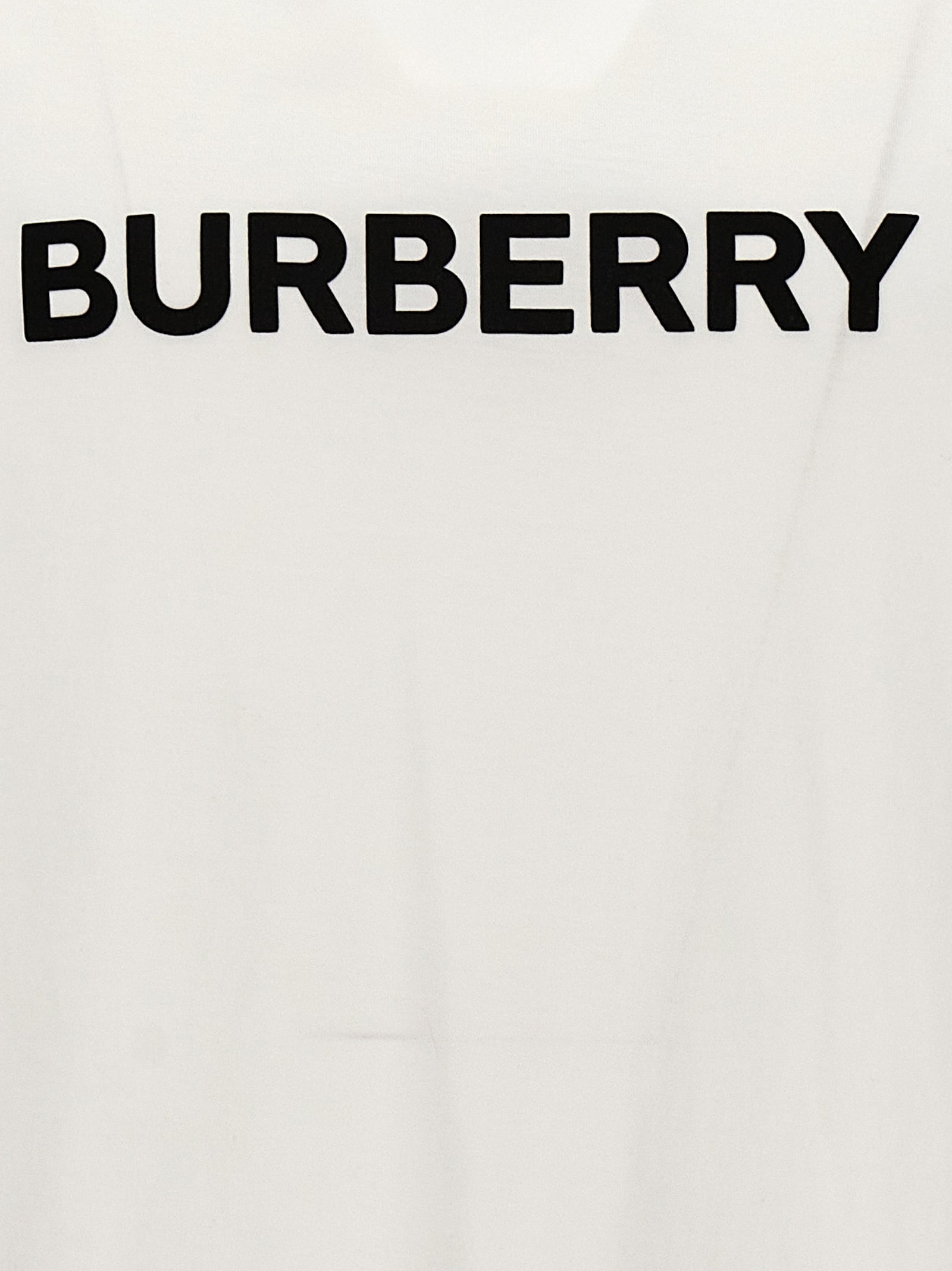 T-shirt blanc en coton de la marque Burberry avec logo discret, porté sur un mannequin.