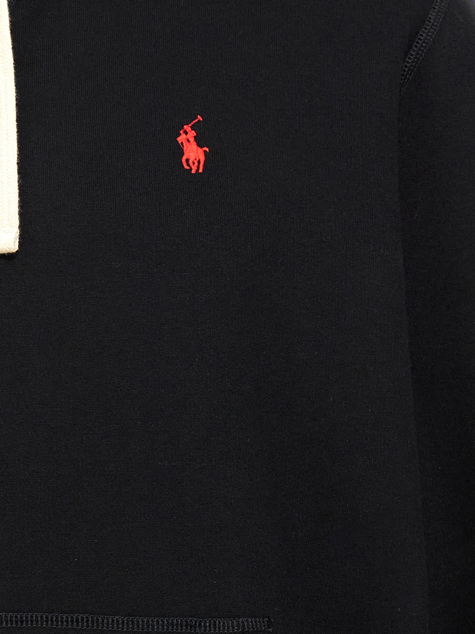Sweatshirt en coton noir Polo Ralph Lauren, coupe classique avec logo brodé sur la poitrine, portée sur un mannequin.
