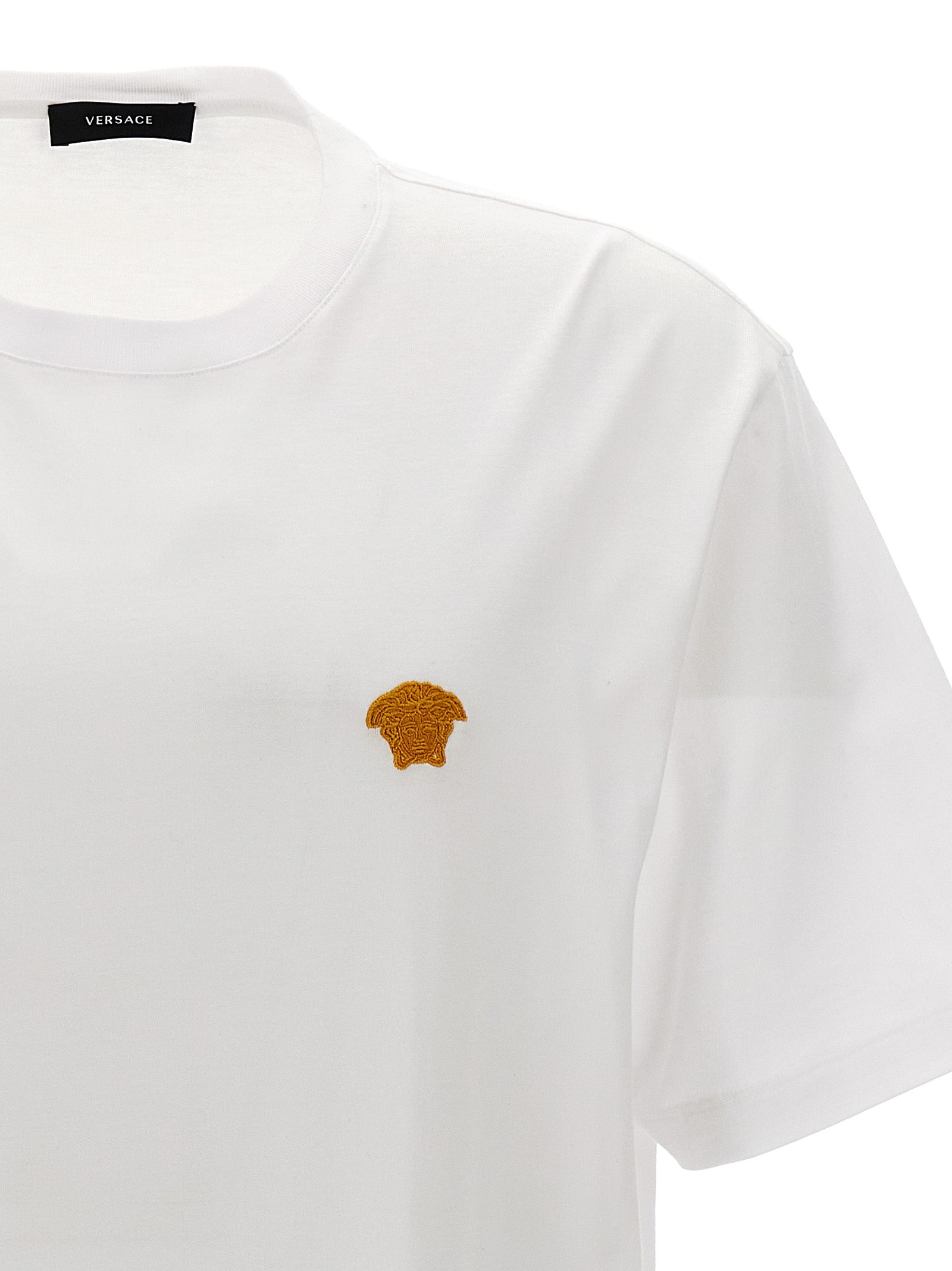 T-shirt blanc en coton de la marque Versace, design élégant avec logo distinctif sur la poitrine.