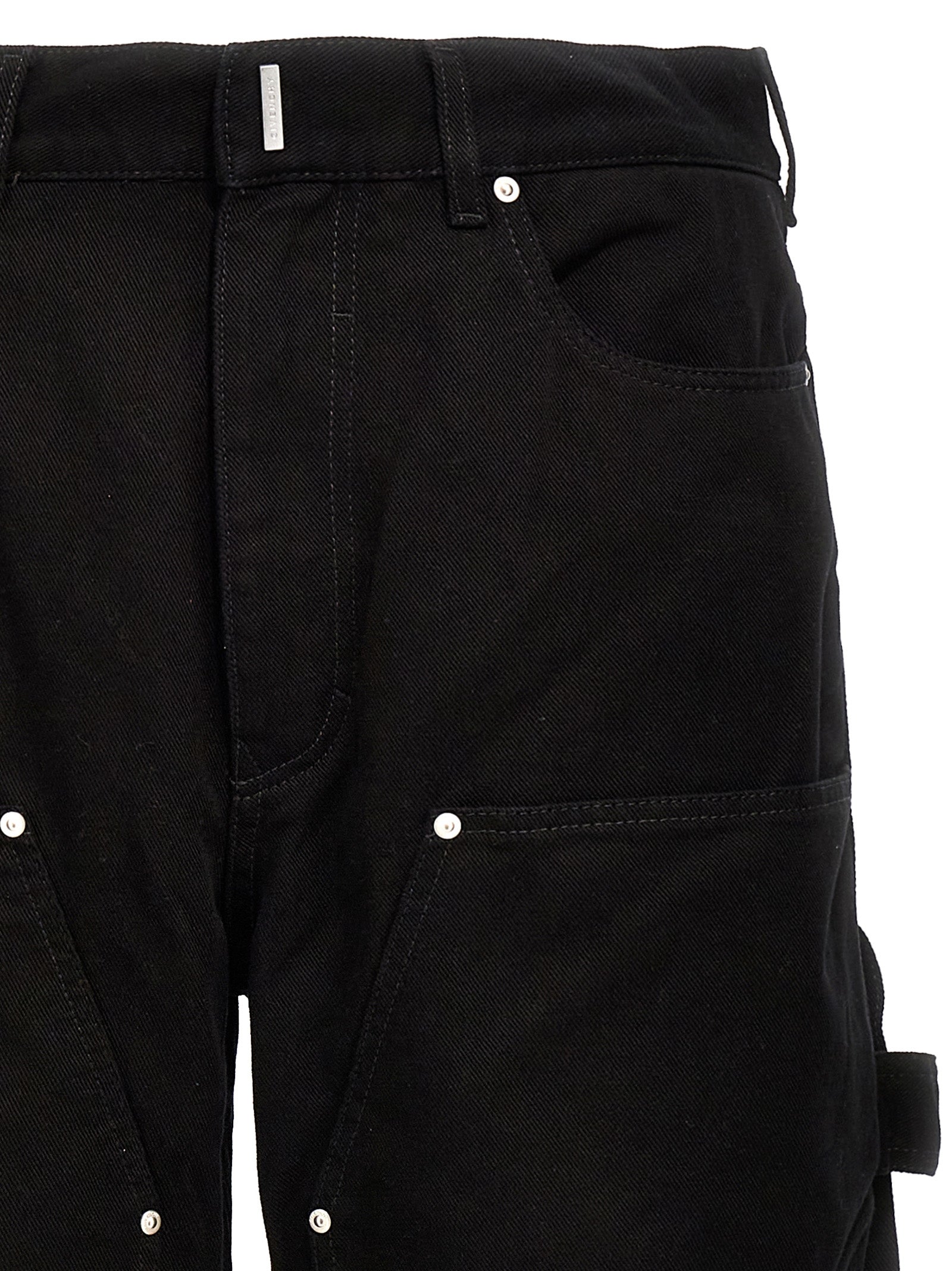Jeans en denim noir en coton de la marque Givenchy, coupe classique, visible en détail sur l'image.