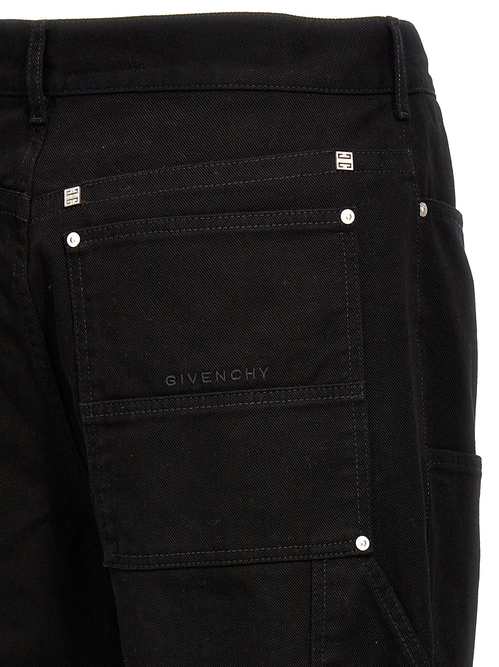 Jeans en denim noir Givenchy en coton, coupe classique, visible détail de couture et logo discret sur la poche arrière.