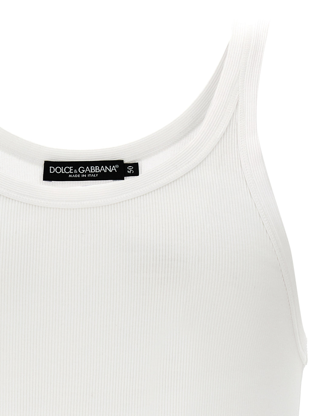 Débardeur blanc en coton de Dolce & Gabbana, close-up du tissu doux et du design simple et élégant.