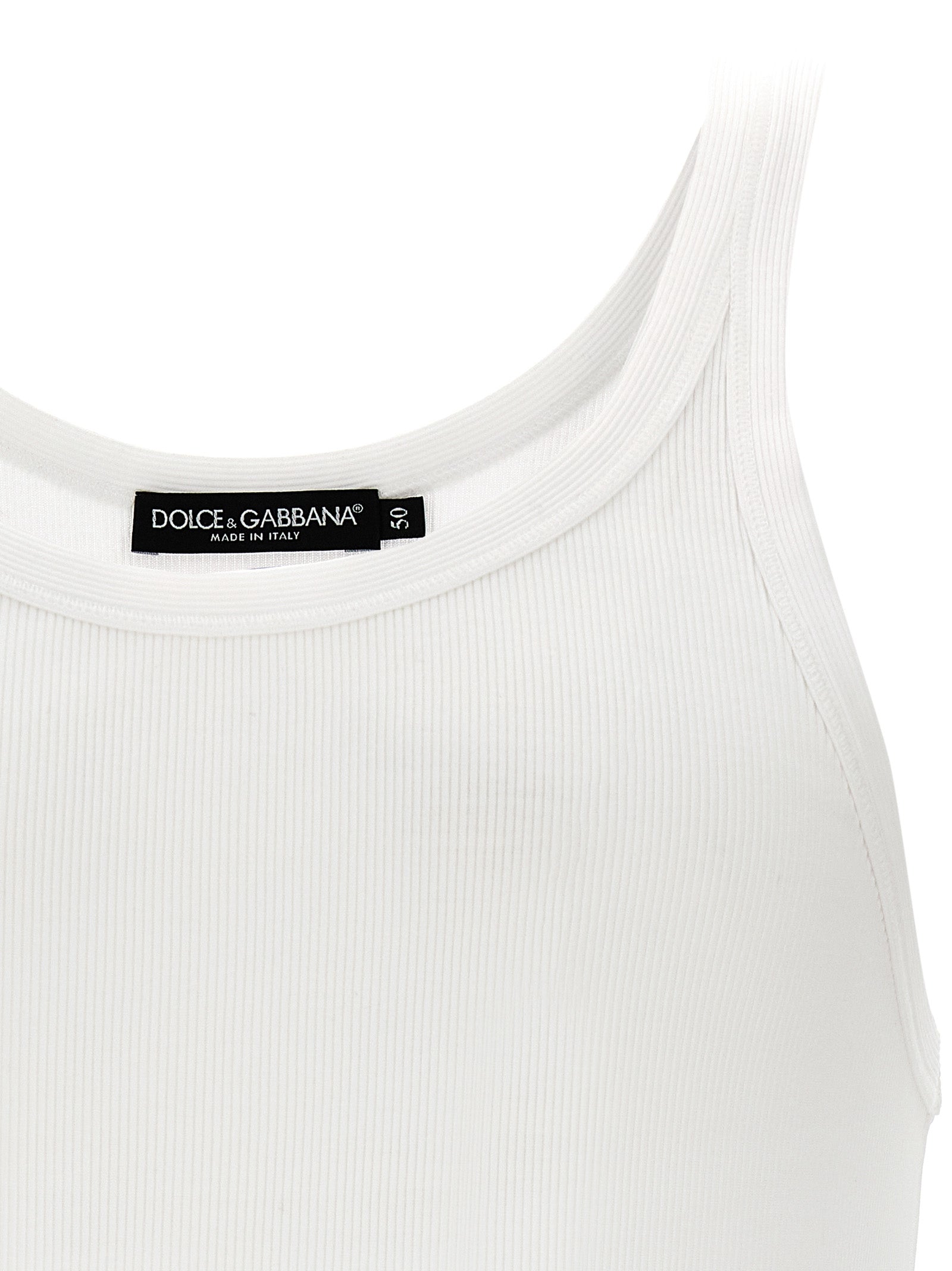 Débardeur blanc en coton de Dolce & Gabbana, close-up du tissu doux et du design simple et élégant.