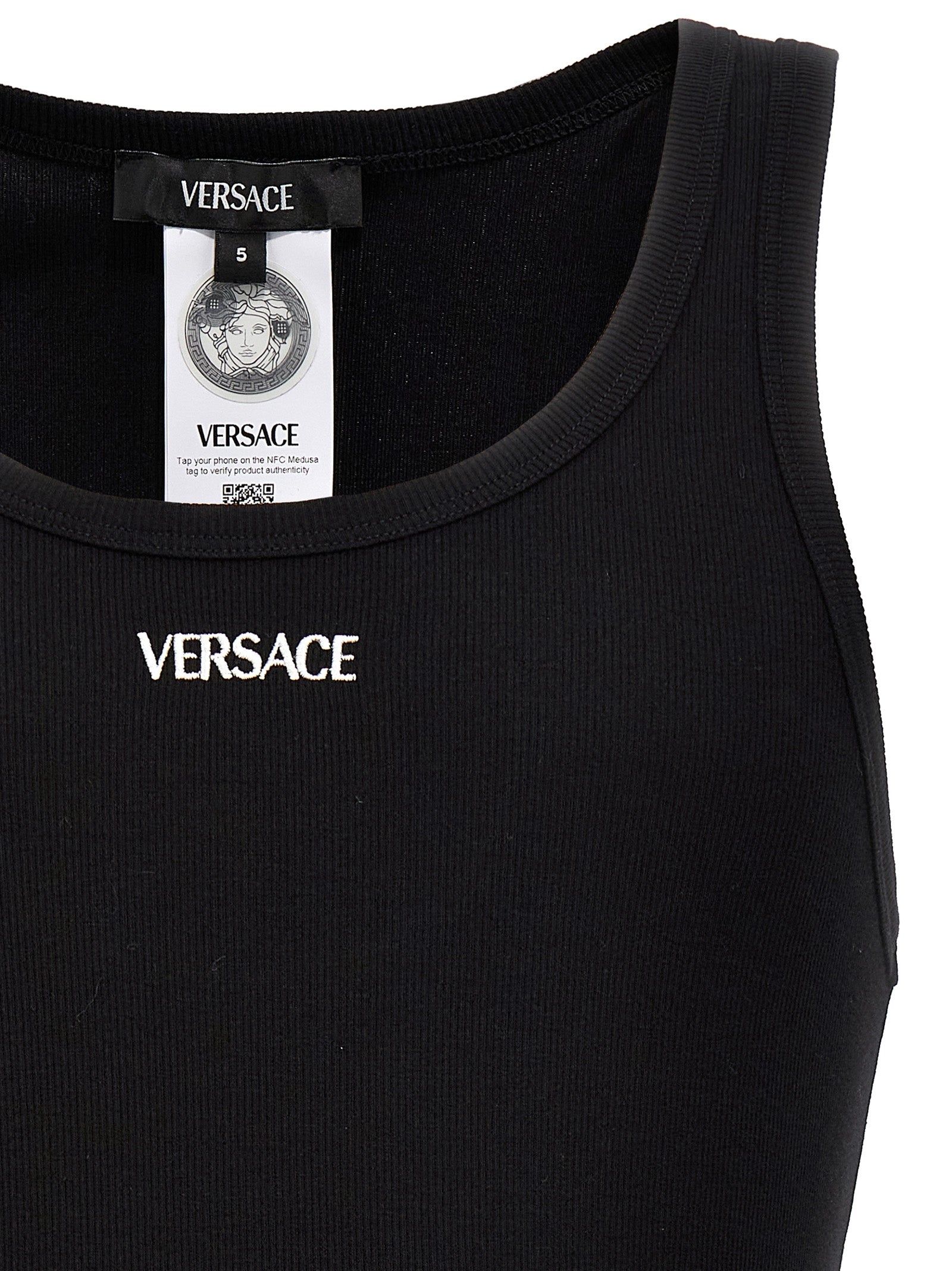 T-shirt sans manches en coton noir de Versace avec logo emblématique visible sur le devant.