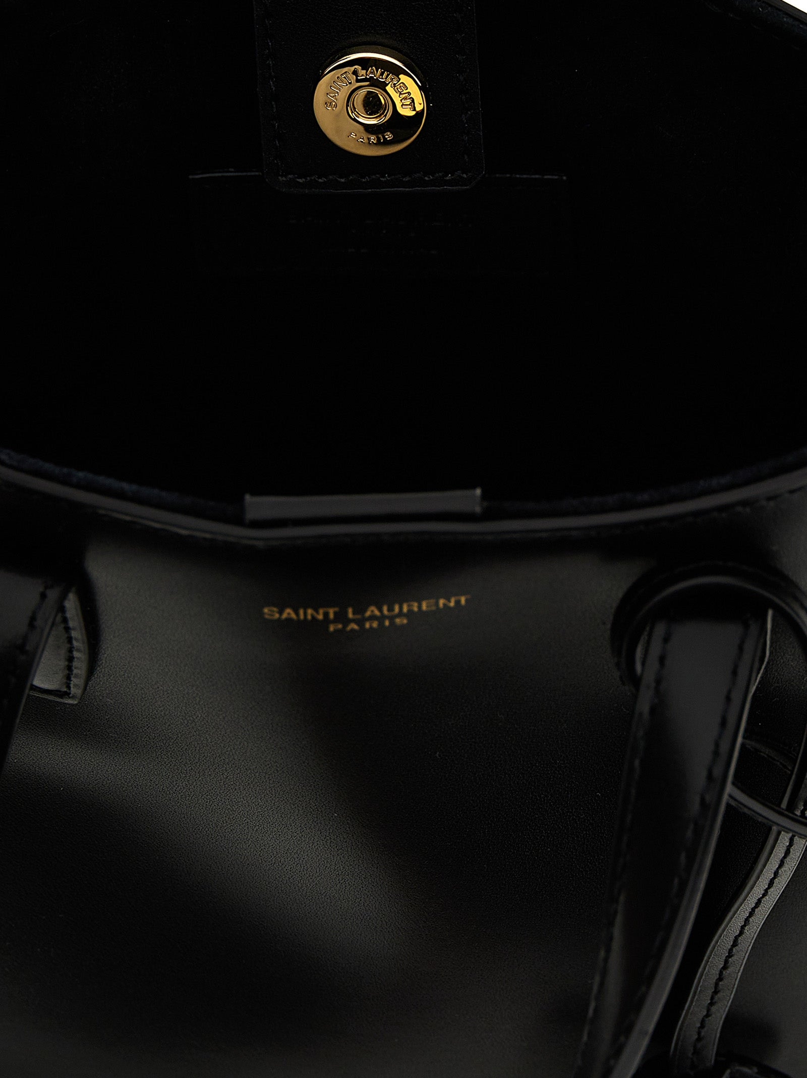 Sac cabas Saint Laurent en cuir de veau noir, élégant et sophistiqué, avec poignées en cuir et logo discret sur le devant.
