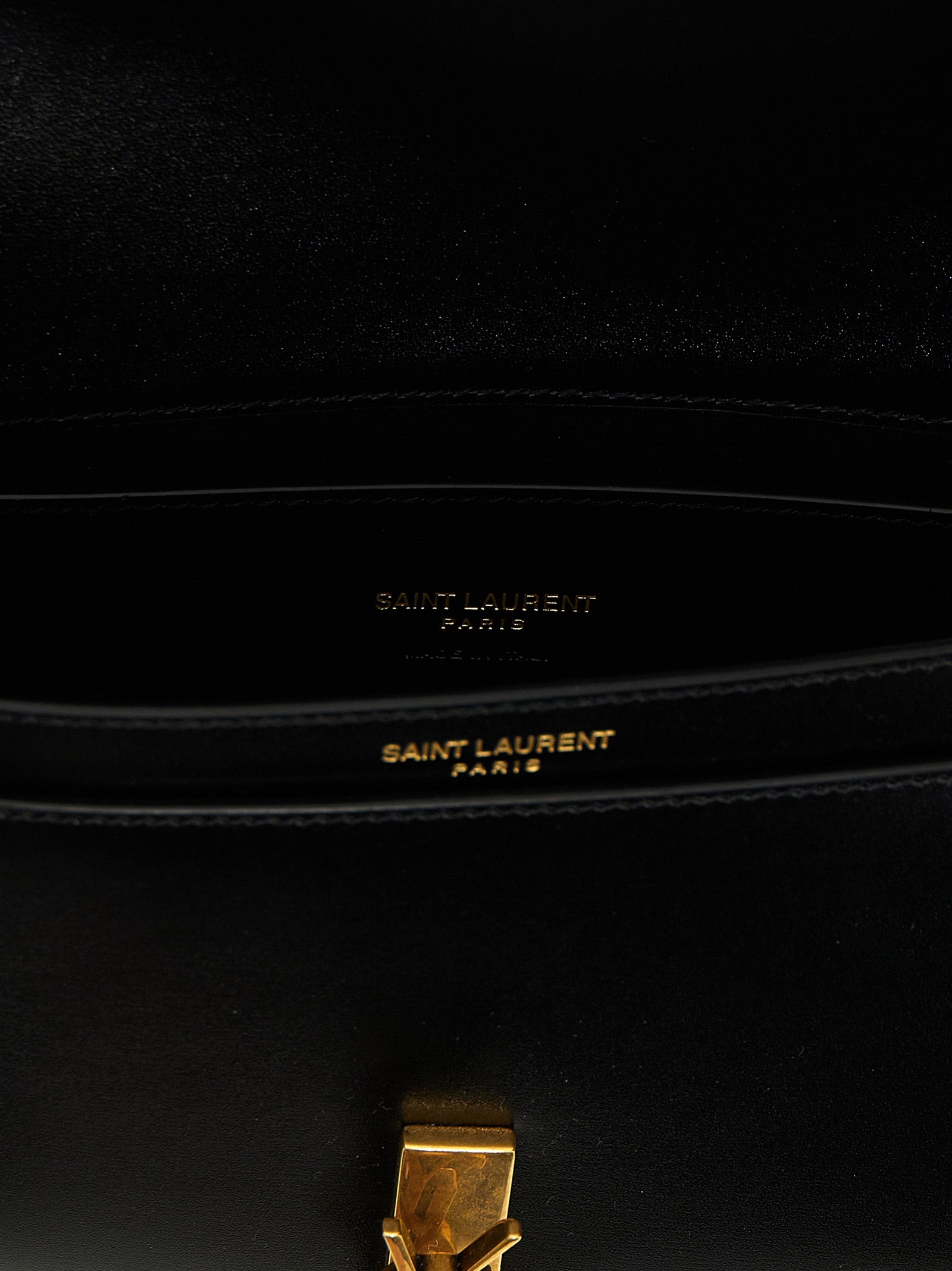 Sac à épaules en cuir de veau noir Saint Laurent, élégant et sophistiqué, avec détails raffinés et finition de haute qualité.