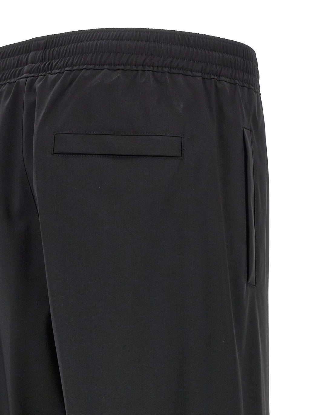 Pantalons décontractés en laine vierge noire de Givenchy, coupe élégante et style moderne, visibles sur l'image.