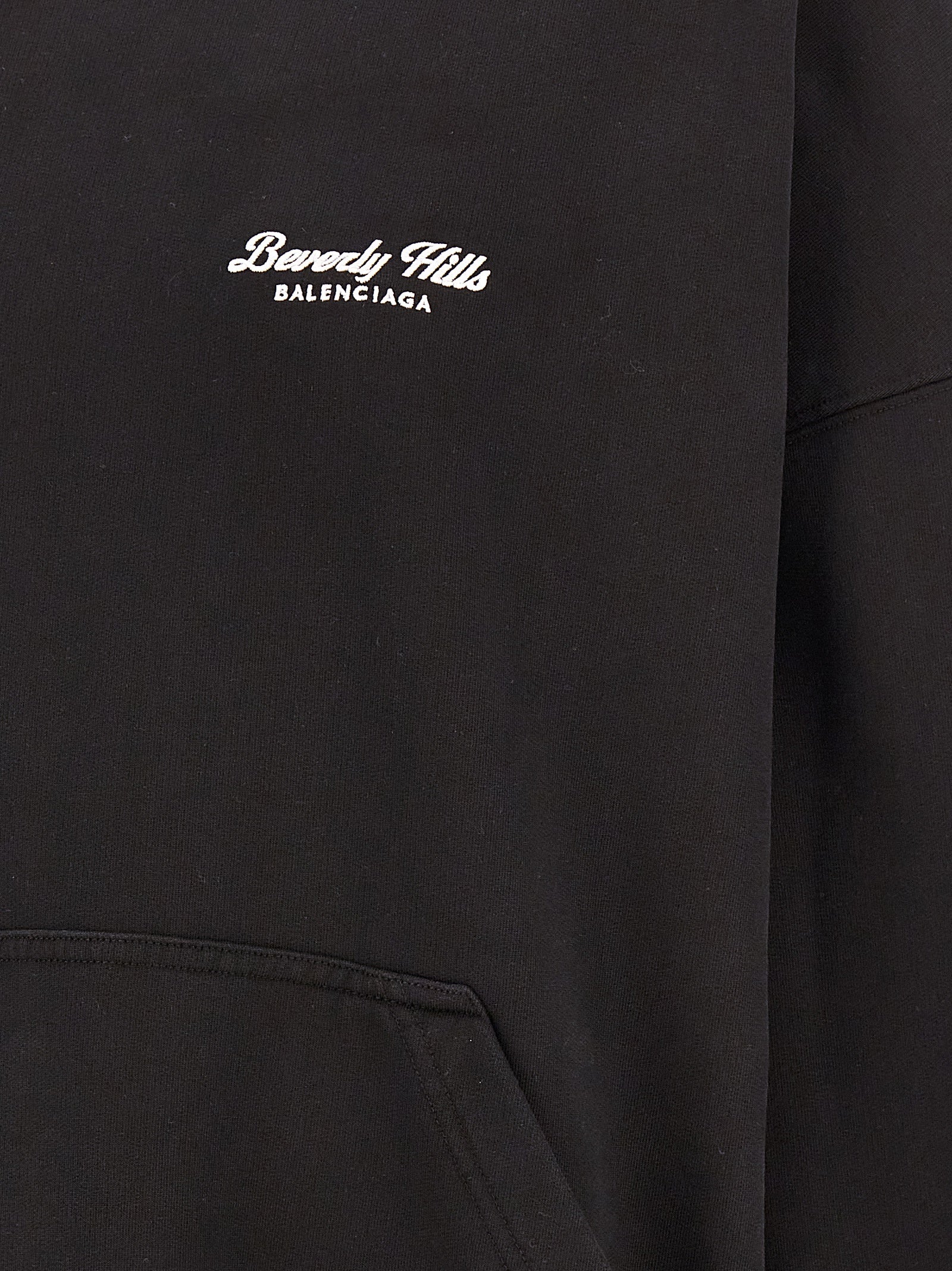 Sweat à capuche en coton bicolore Balenciaga, style contemporain, avec logo emblématique sur la poitrine, vue de face.