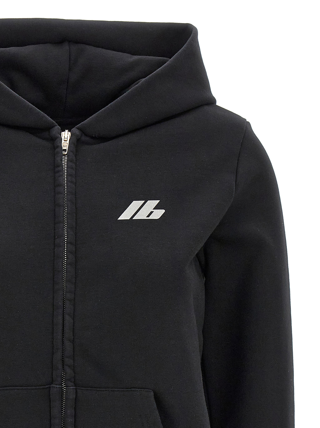 Sweat-shirt en coton noir de Balenciaga, style décontracté avec logo sur la poitrine, porté par un mannequin.