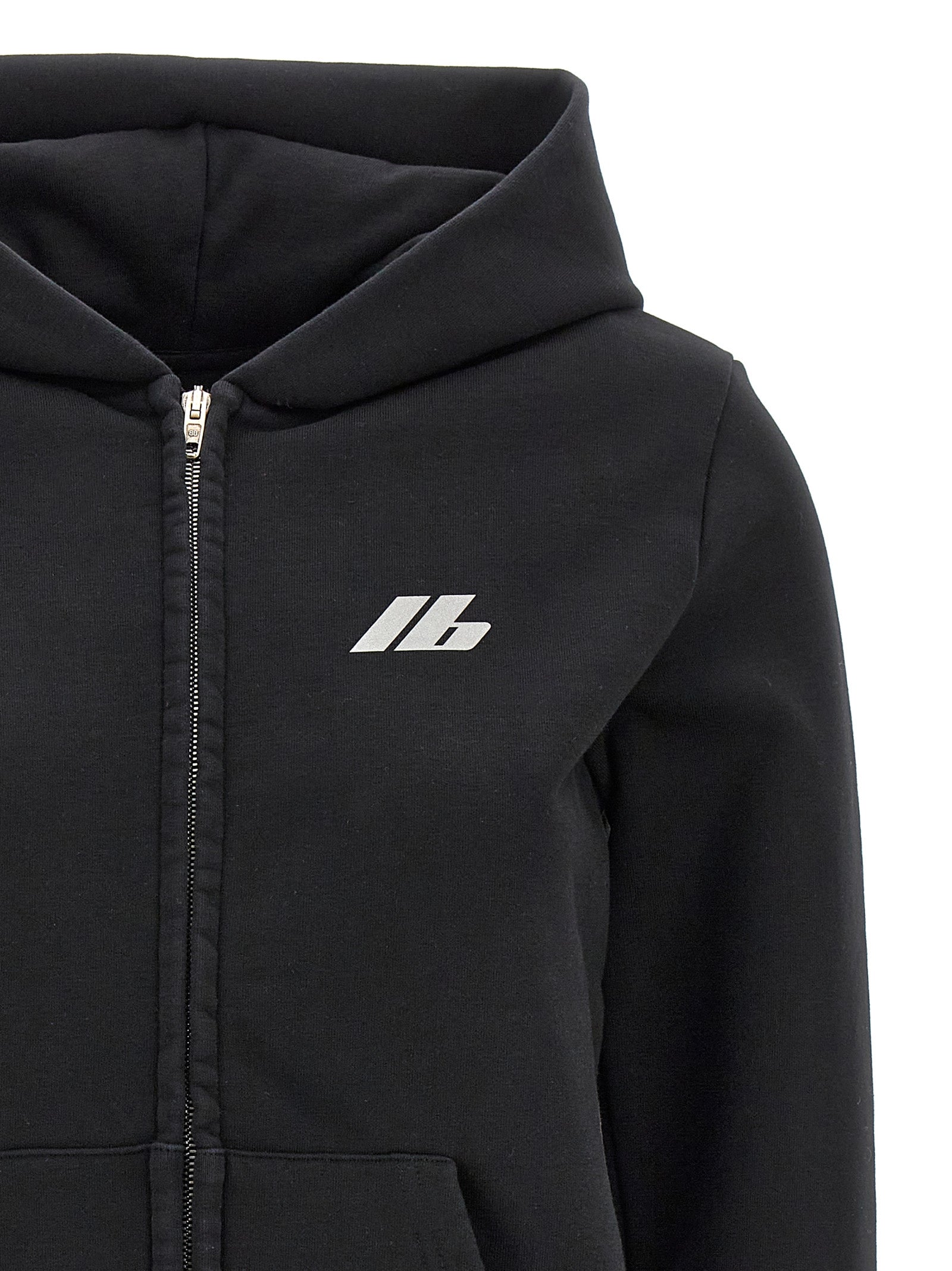 Sweat-shirt en coton noir de Balenciaga, style décontracté avec logo sur la poitrine, porté par un mannequin.