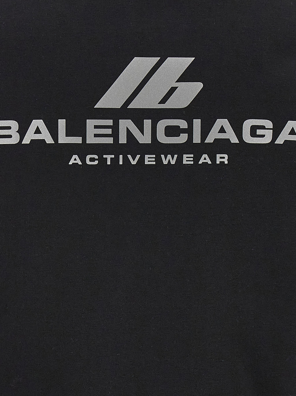 Sweatshirt noire en coton de Balenciaga, vêtement décontracté avec logo emblématique, porté par un mannequin.