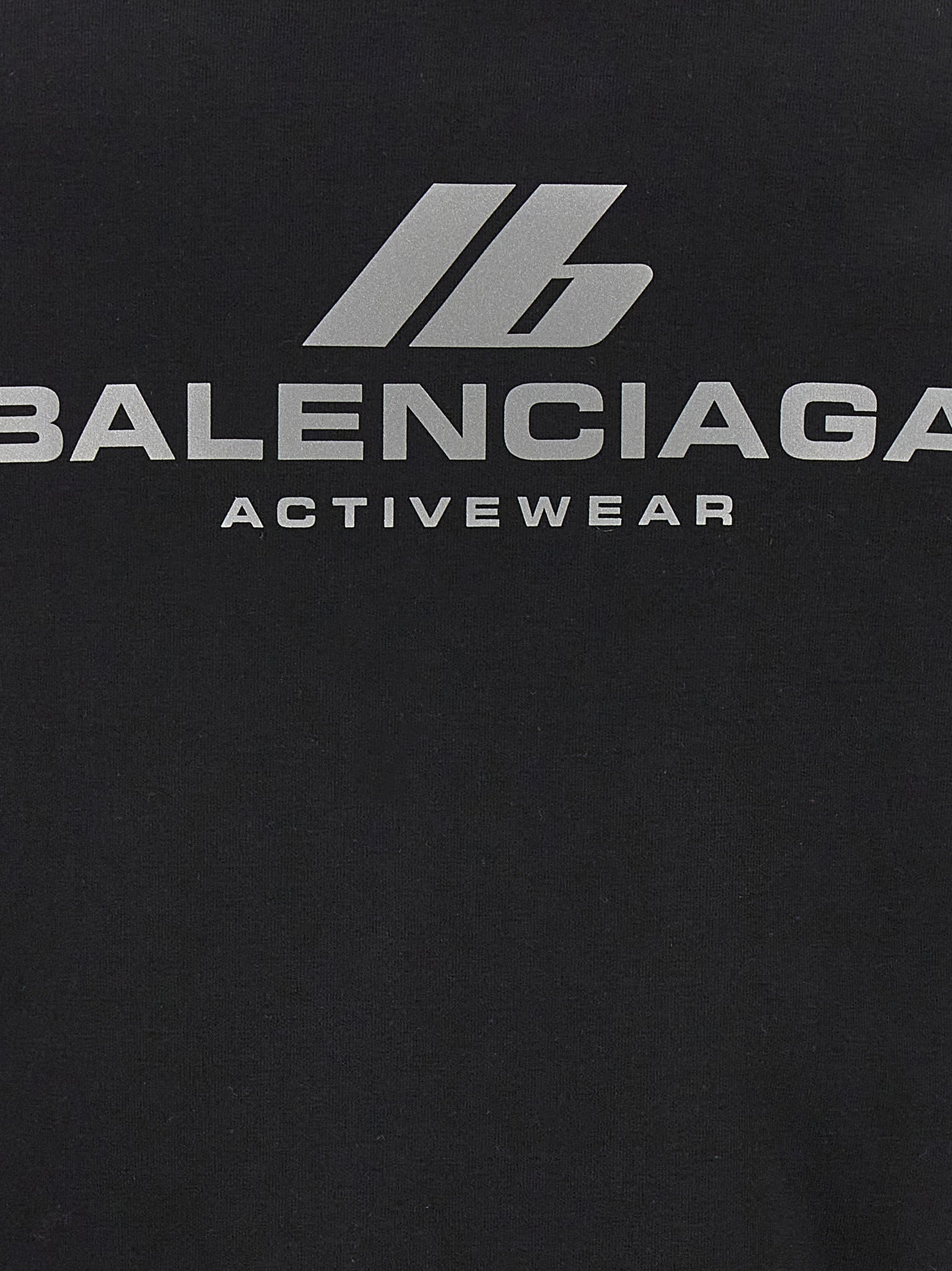 Sweatshirt noire en coton de Balenciaga, vêtement décontracté avec logo emblématique, porté par un mannequin.