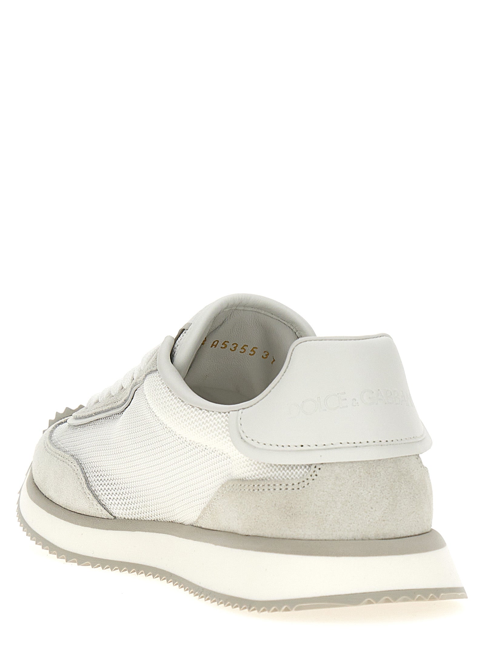 Sneakers athlétiques blanches en calfskin Dolce & Gabbana, chaussures de sport pour homme, vue de face sur fond neutre.
