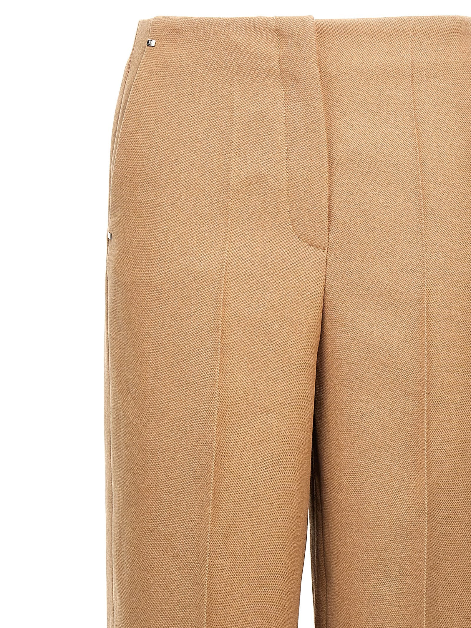 Pantalon beige en laine Fendi pour femme, coupe classique et élégante, visible en gros plan.