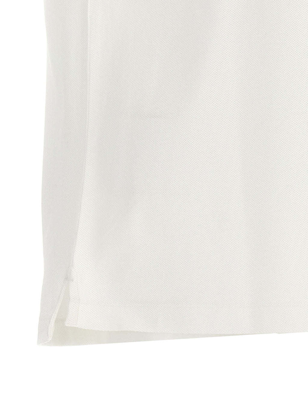 Chemise polo blanche en coton de la marque Burberry, avec col et boutons, image montrant le design classique et élégant.