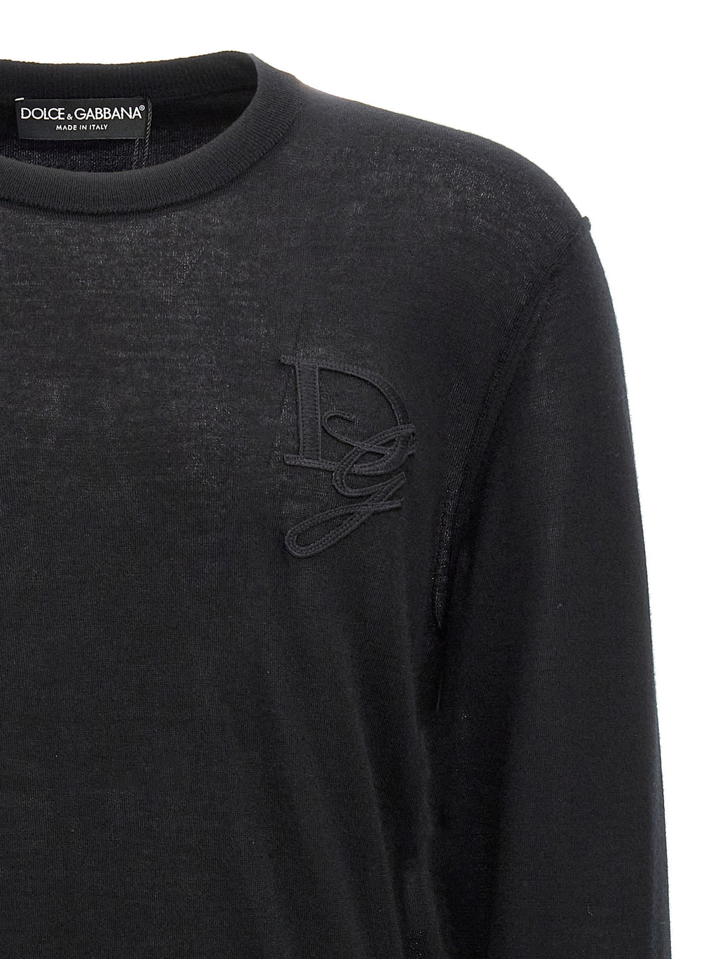 Cardigan noir en cachemire Dolce & Gabbana porté sur un mannequin, détail du tissu doux et élégant.