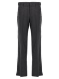 Pantalon décontracté gris en cachemire de marque Fendi, coupe confortable et élégante, visible en gros plan.