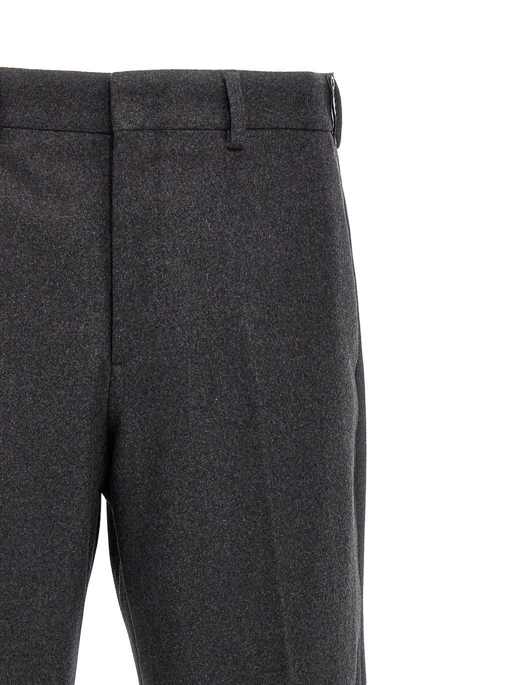 Pantalon décontracté en cachemire gris de marque Fendi, coupe confortable et élégante, porté sur un mannequin.