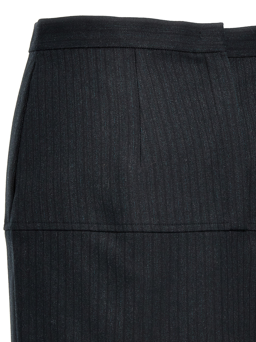 Jupe midi en laine vierge grise de Fendi, coupe élégante et tissu doux, portée sur un mannequin.