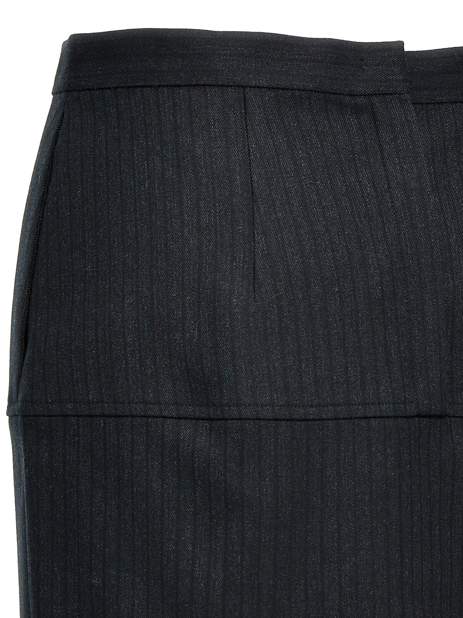 Jupe midi en laine vierge grise de Fendi, coupe élégante et tissu doux, portée sur un mannequin.