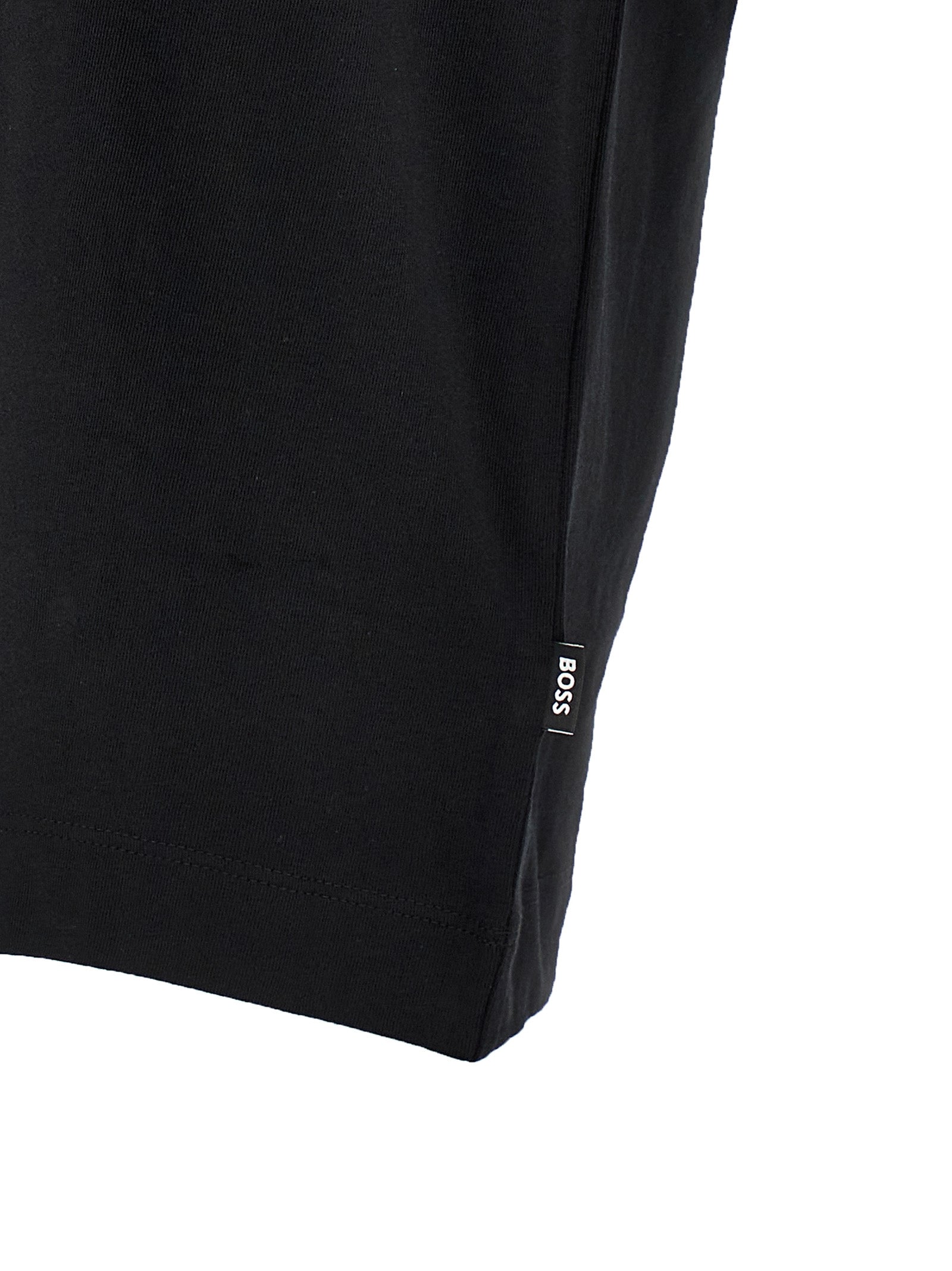 T-shirt en coton noir de la marque Hugo Boss, coupe classique et logo discret visible sur le devant.
