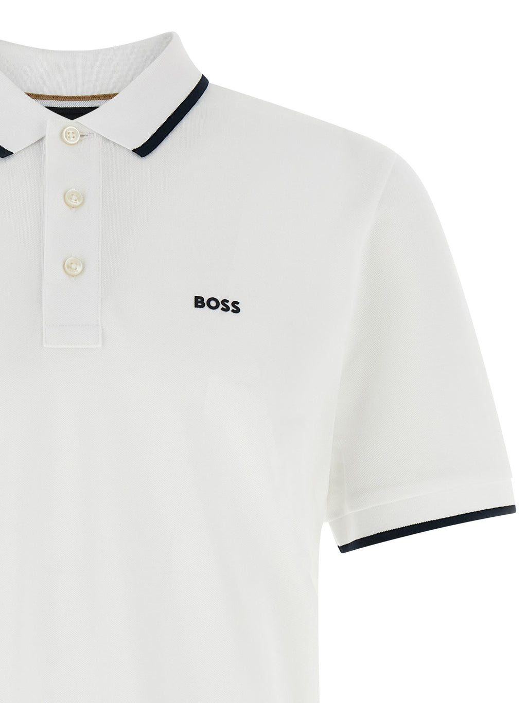 Chemise polo blanche en coton de la marque Hugo Boss, avec col et boutons, portée décontractée.