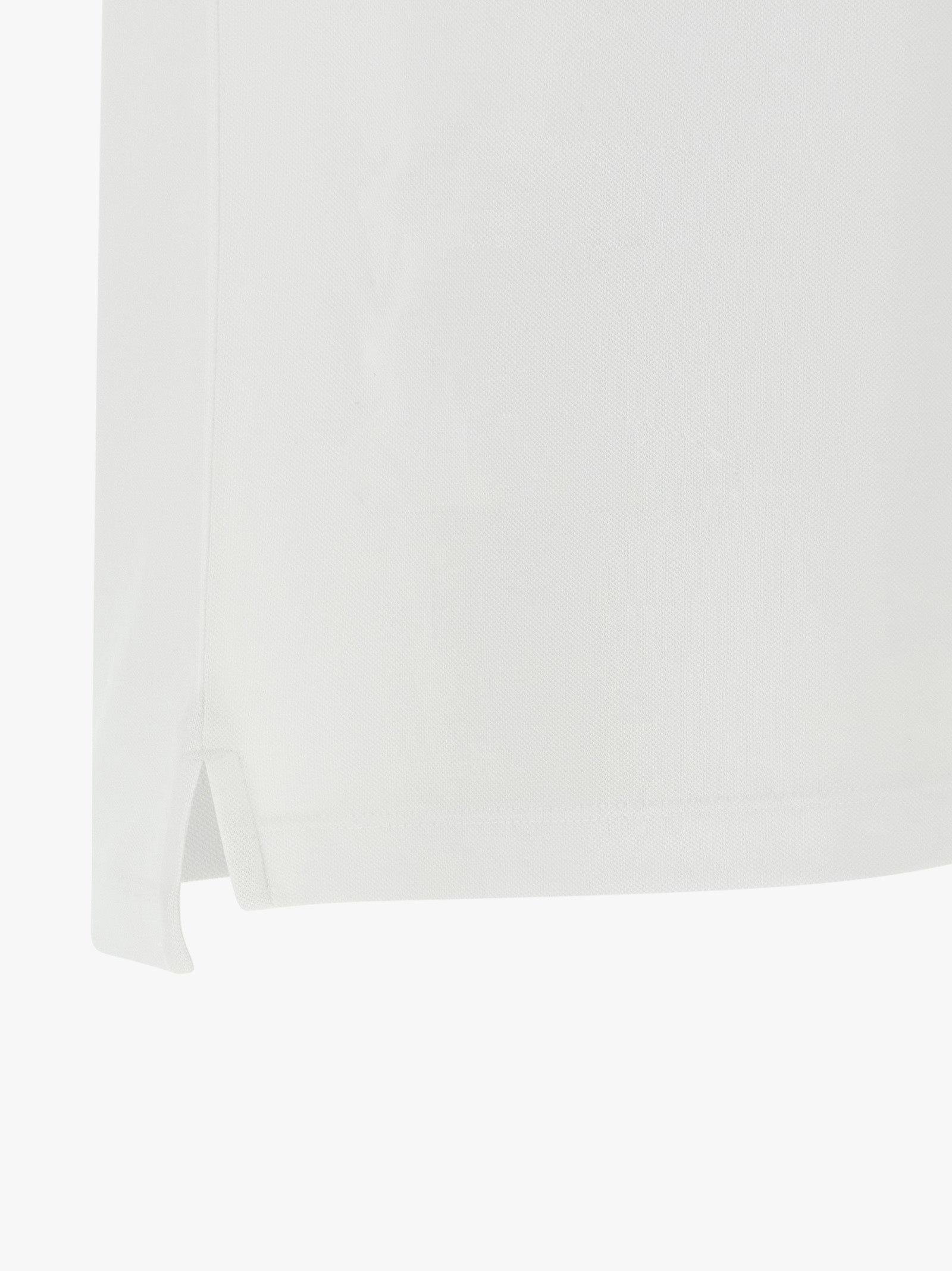 Chemise polo blanche en coton de la marque Hugo Boss, visible avec col et boutons classiques.
