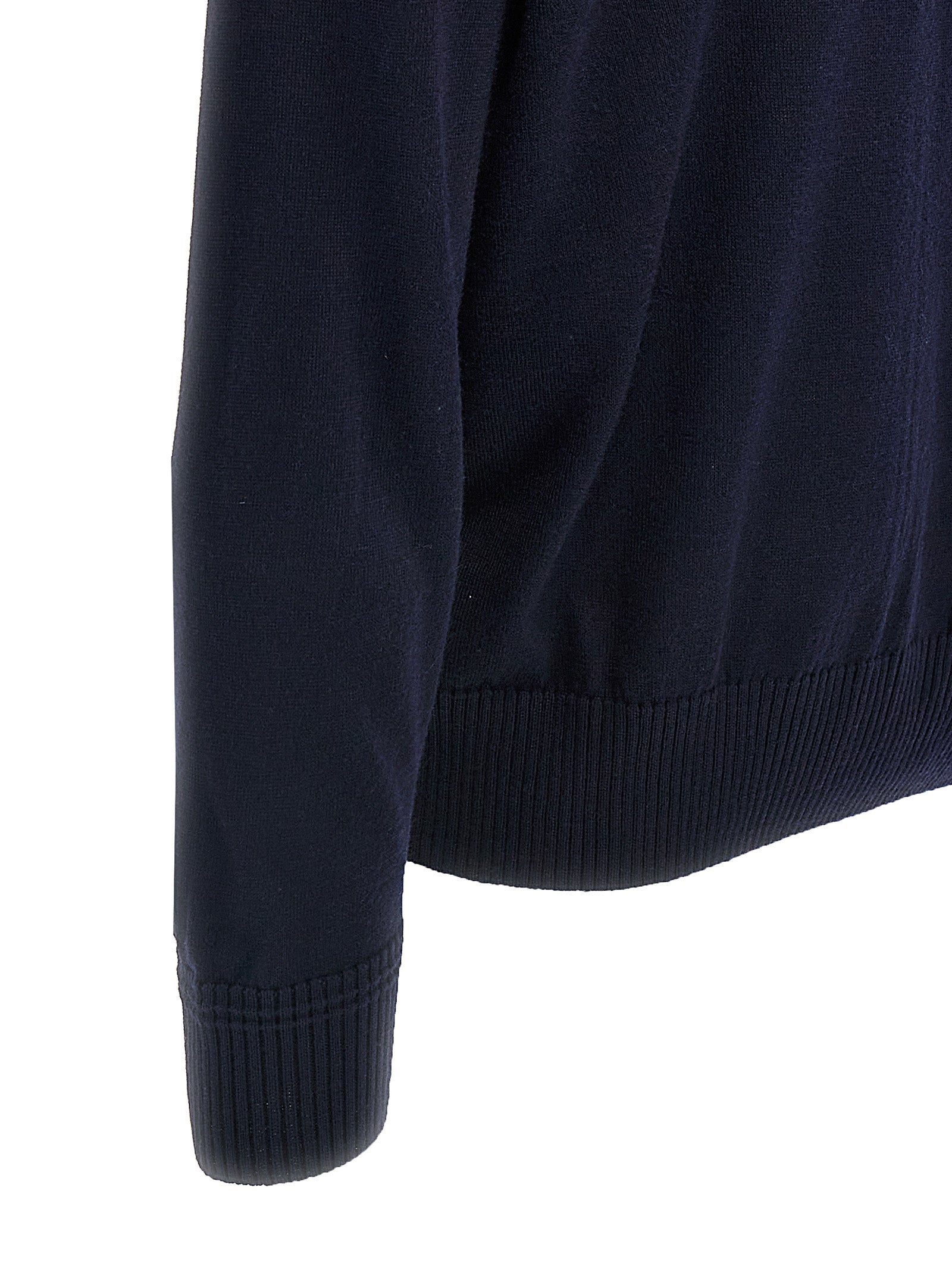 Cardigan en laine bleue de la marque Hugo Boss avec col en V et boutons, porté dans une vue rapprochée.