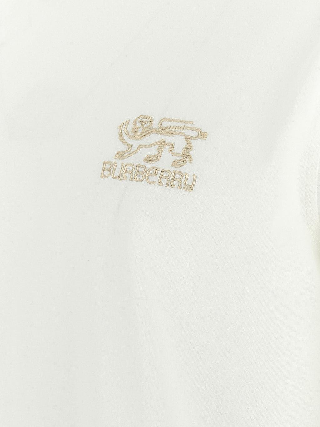 T-shirt blanc en coton de la marque Burberry avec logo discret, porté sur un mannequin.