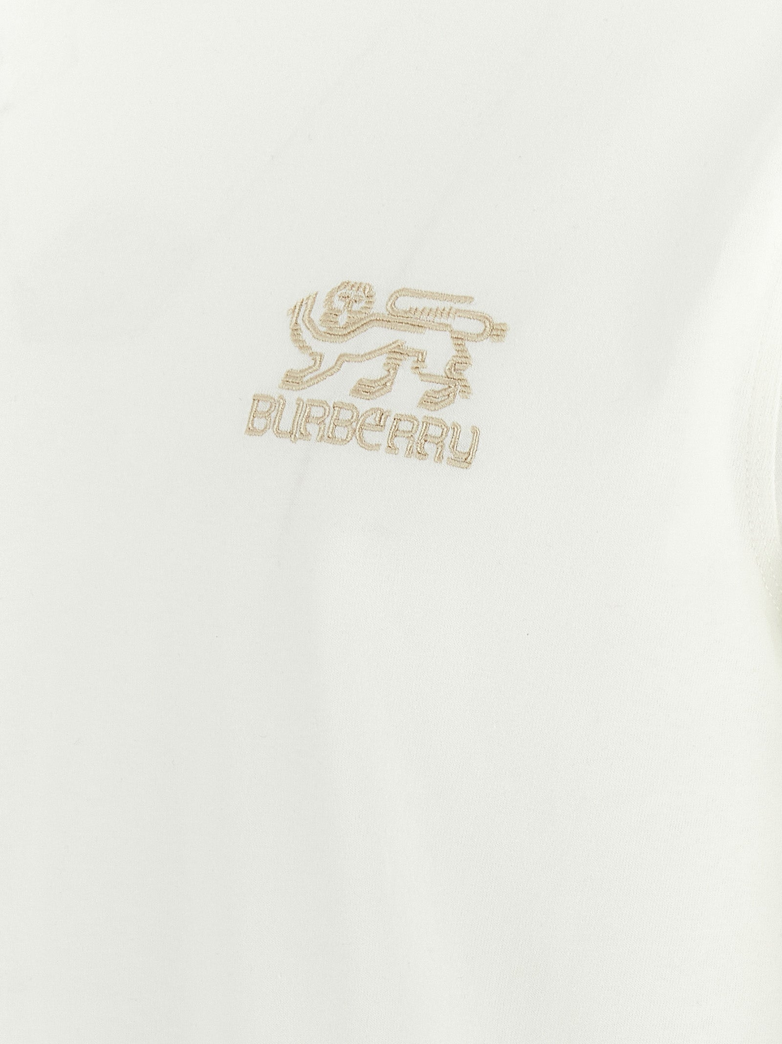 T-shirt blanc en coton de la marque Burberry avec logo discret, porté sur un mannequin.