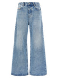 Jeans en denim bleu en coton de la marque Diesel, coupe classique, avec détails de couture visibles sur le tissu.