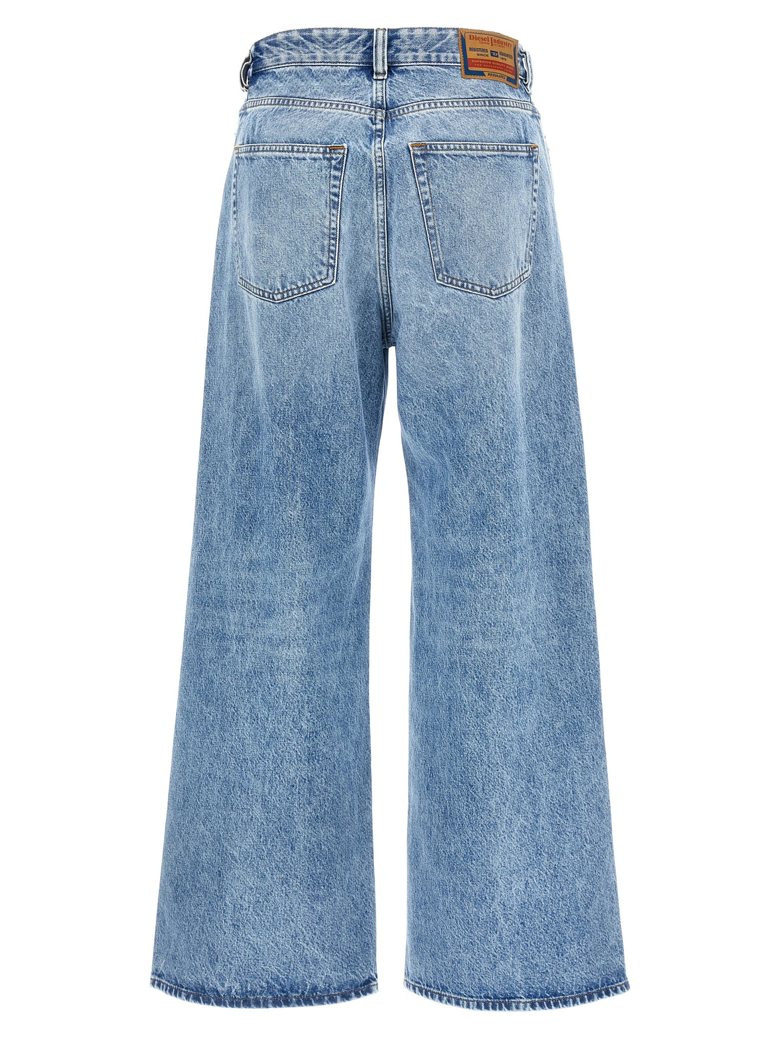 Jeans en denim coton bleu de la marque Diesel, coupe classique avec détails de couture visibles.