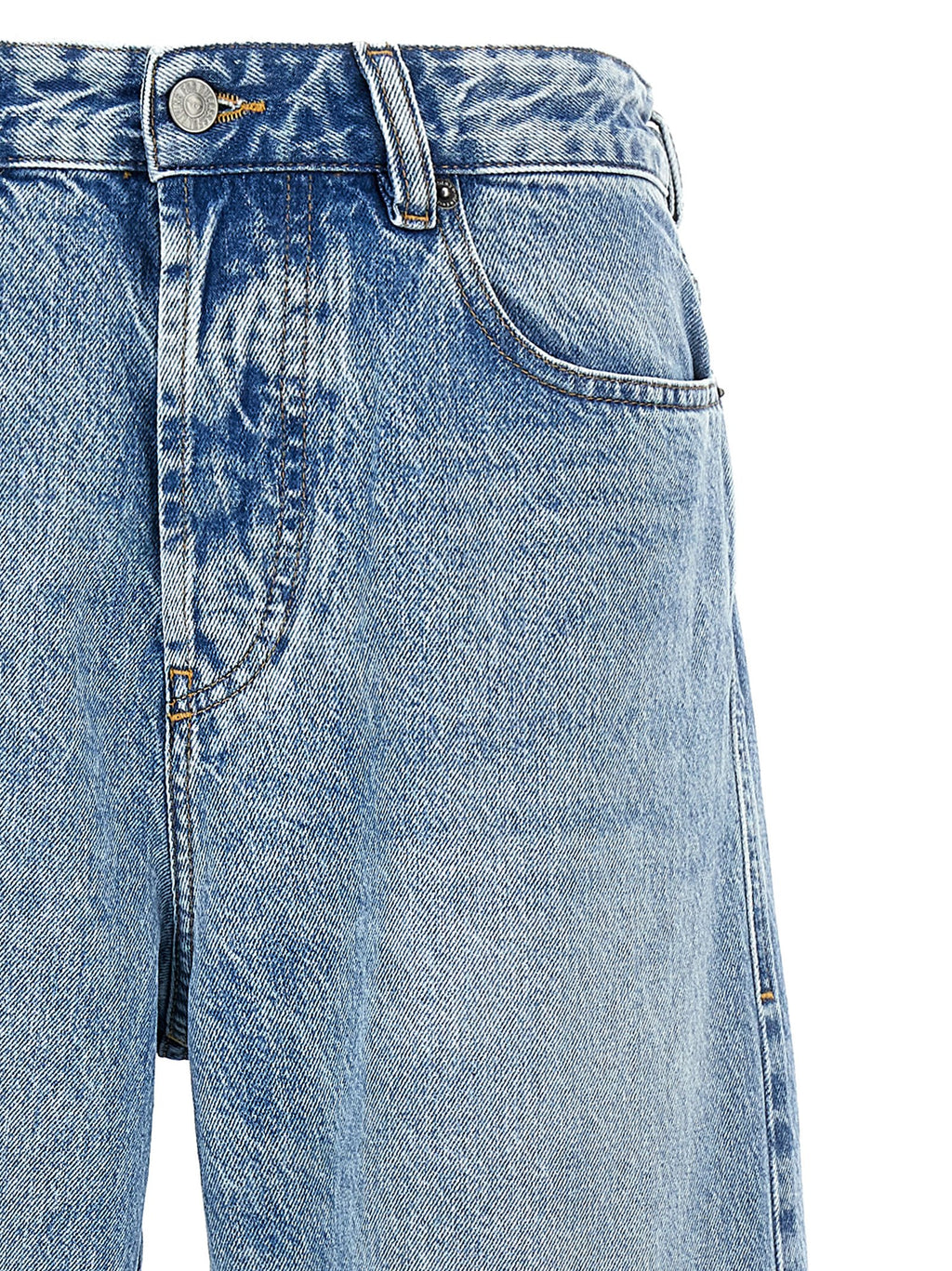 Jeans en denim coton bleu de la marque Diesel, coupe classique et détails authentiques visibles sur cette image.