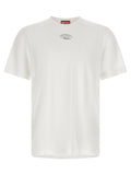 T-shirt en coton blanc Diesel, style décontracté, avec logo Diesel visible, porté sur mannequin.
