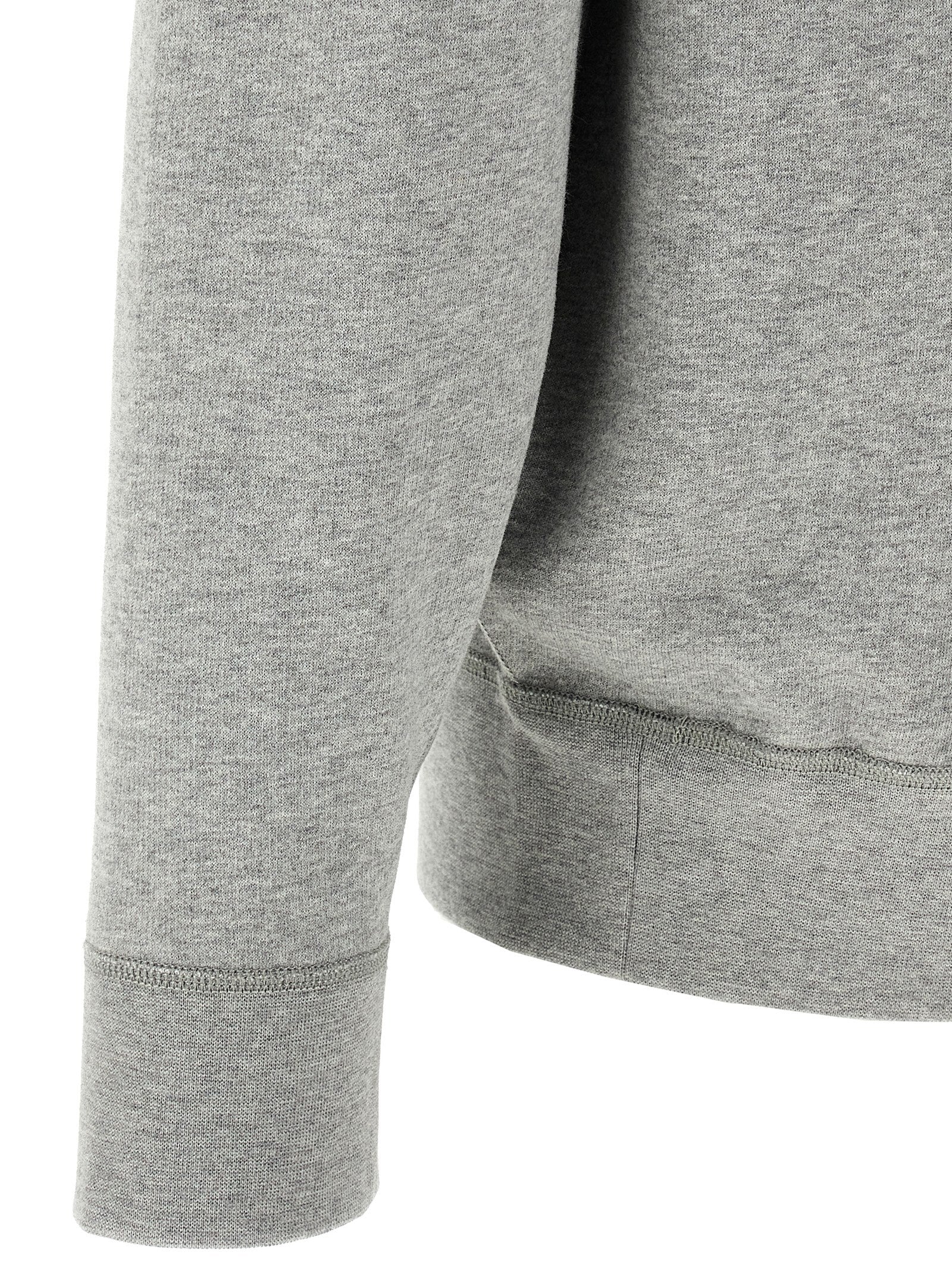 Sweatshirt en coton gris de Polo Ralph Lauren porté par un mannequin, vue de face, avec col rond et logo brodé sur la poitrine.